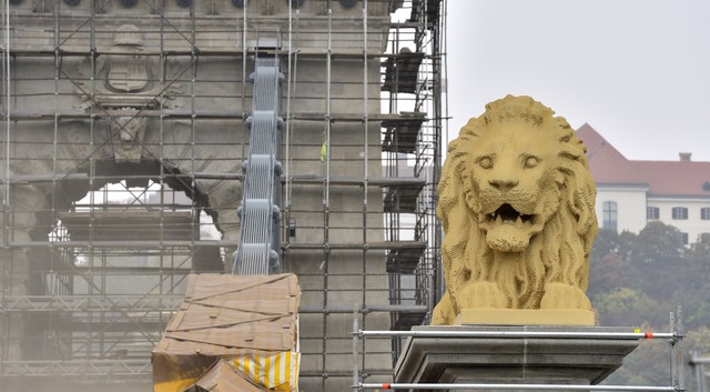 Lego-kockákból épített oroszlánt helyeztek el a Clark Ádám téren