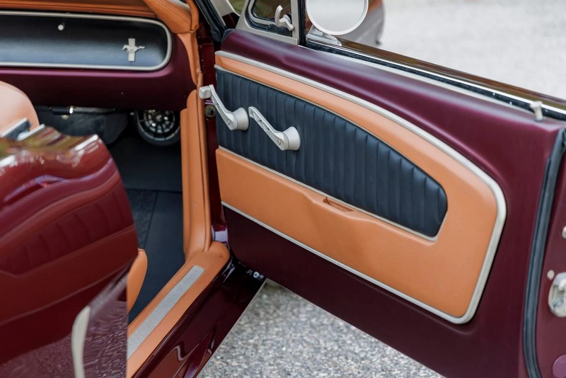 A Ringbrothereknek több mint 4000 órába telt megépíteni ezt a ’65-ös Ford Mustang kabriót (119)
