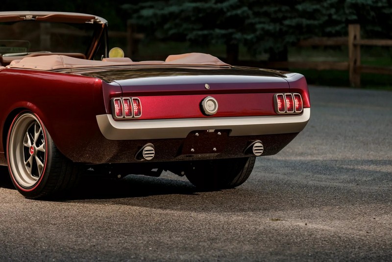 A Ringbrothereknek több mint 4000 órába telt megépíteni ezt a ’65-ös Ford Mustang kabriót (151)