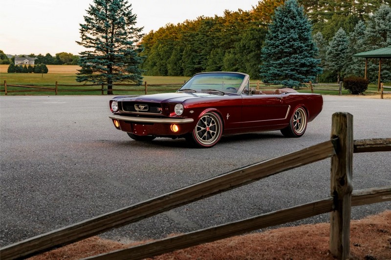 A Ringbrothereknek több mint 4000 órába telt megépíteni ezt a ’65-ös Ford Mustang kabriót (189)