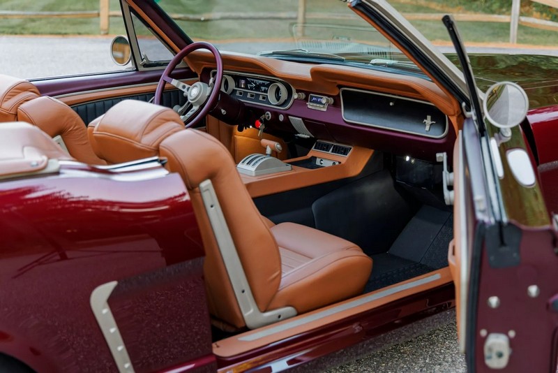 A Ringbrothereknek több mint 4000 órába telt megépíteni ezt a ’65-ös Ford Mustang kabriót (207)