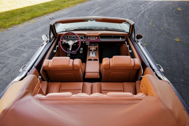 A Ringbrothereknek több mint 4000 órába telt megépíteni ezt a ’65-ös Ford Mustang kabriót (61)