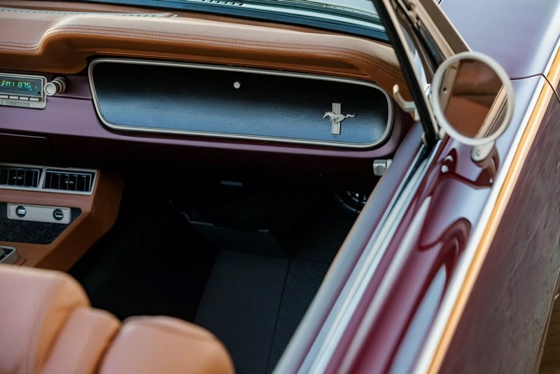 A Ringbrothereknek több mint 4000 órába telt megépíteni ezt a ’65-ös Ford Mustang kabriót (94)