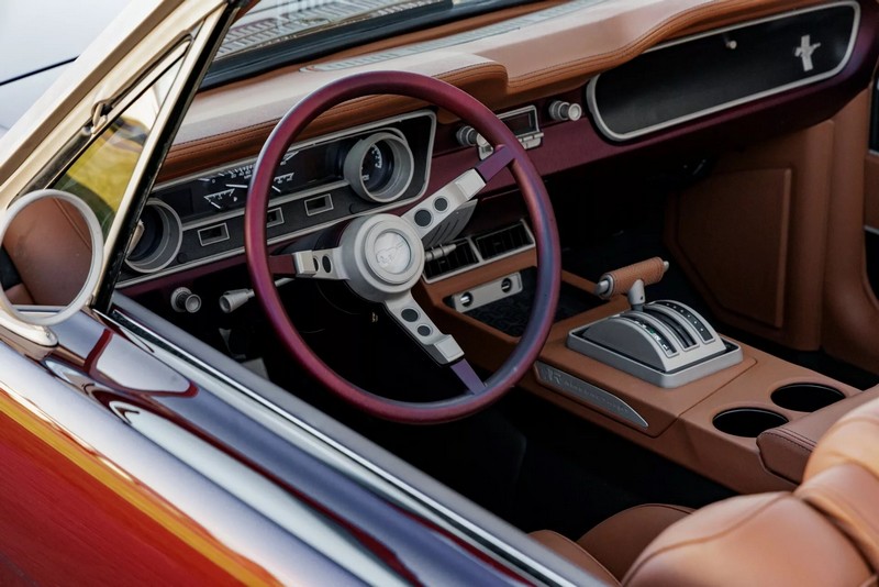 A Ringbrothereknek több mint 4000 órába telt megépíteni ezt a ’65-ös Ford Mustang kabriót (98)