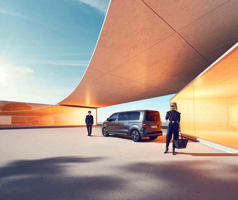 Hamarosan érkezik a megújult Peugeot e-Traveller (11)