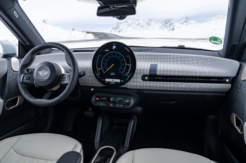 Az új MINI Cooper SE évszakokon átívelő vezetési élménye (4)