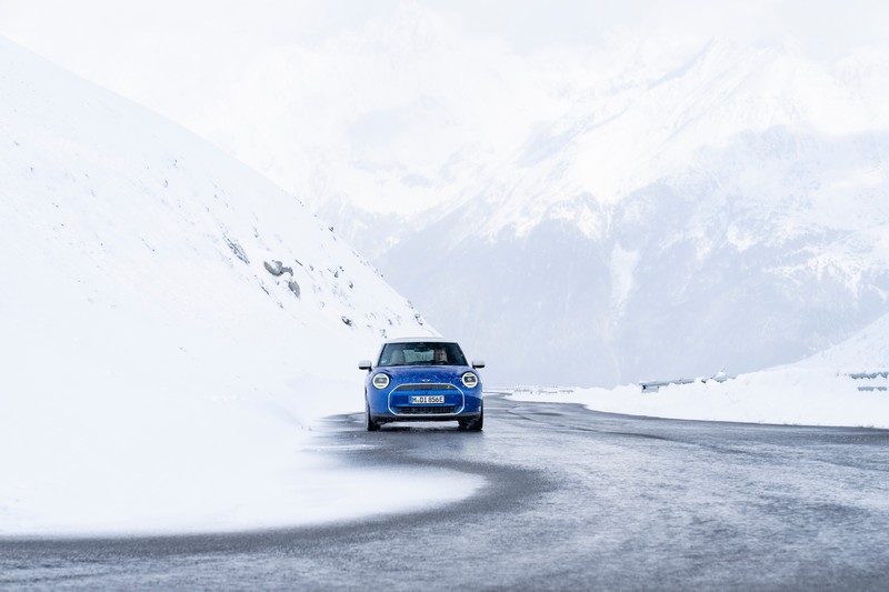 Az új MINI Cooper SE évszakokon átívelő vezetési élménye (8)